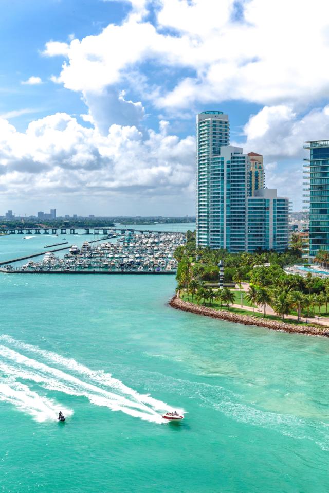  Blue skies and sunshine decorate the high skyscrapers of Miami