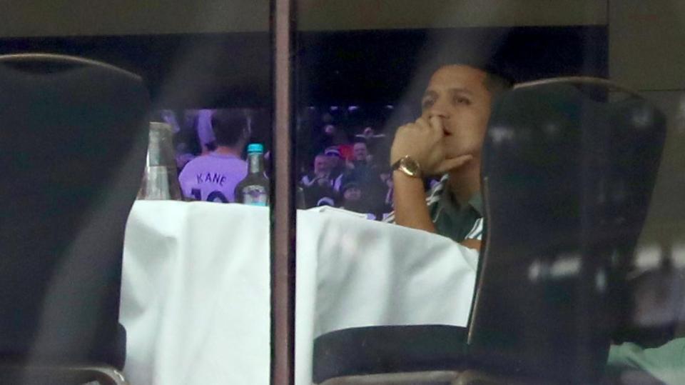  Alexis Sanchez looked lonesome eating breakfast... with Harry Kane scoring in the background