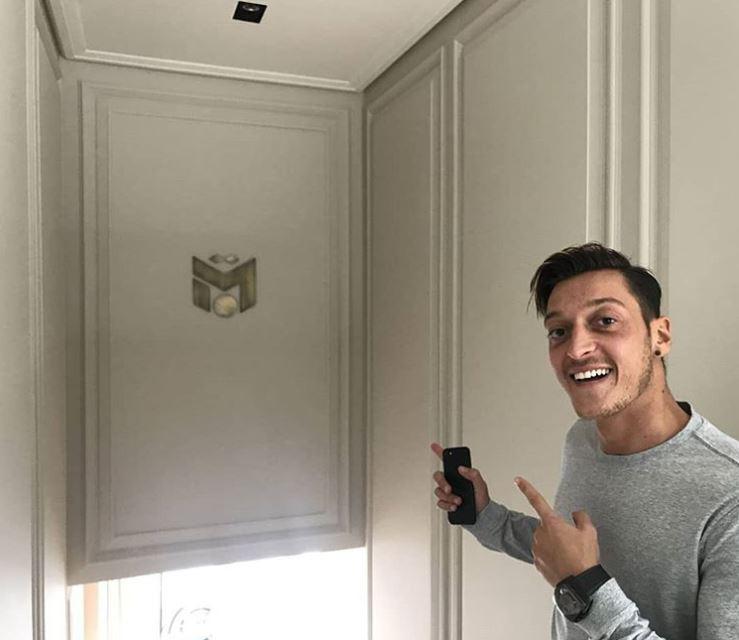  Arsenal fans thought Mesut Ozil was going to sign after he had his emblem added to his London pad