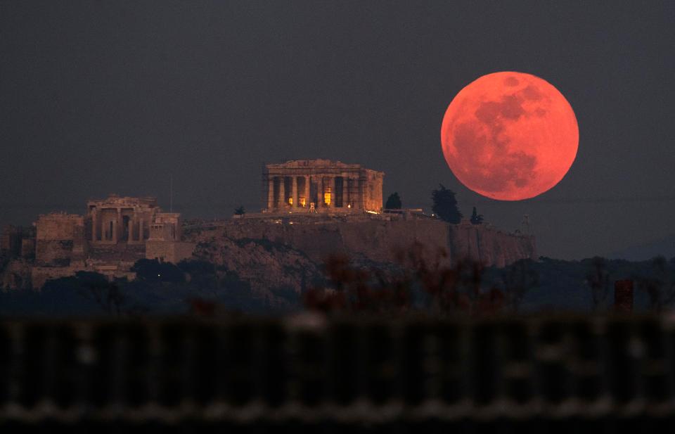  The ancient Acropolis of Athens, Greece cut a dramatic image as it was lit up by the blood red moon