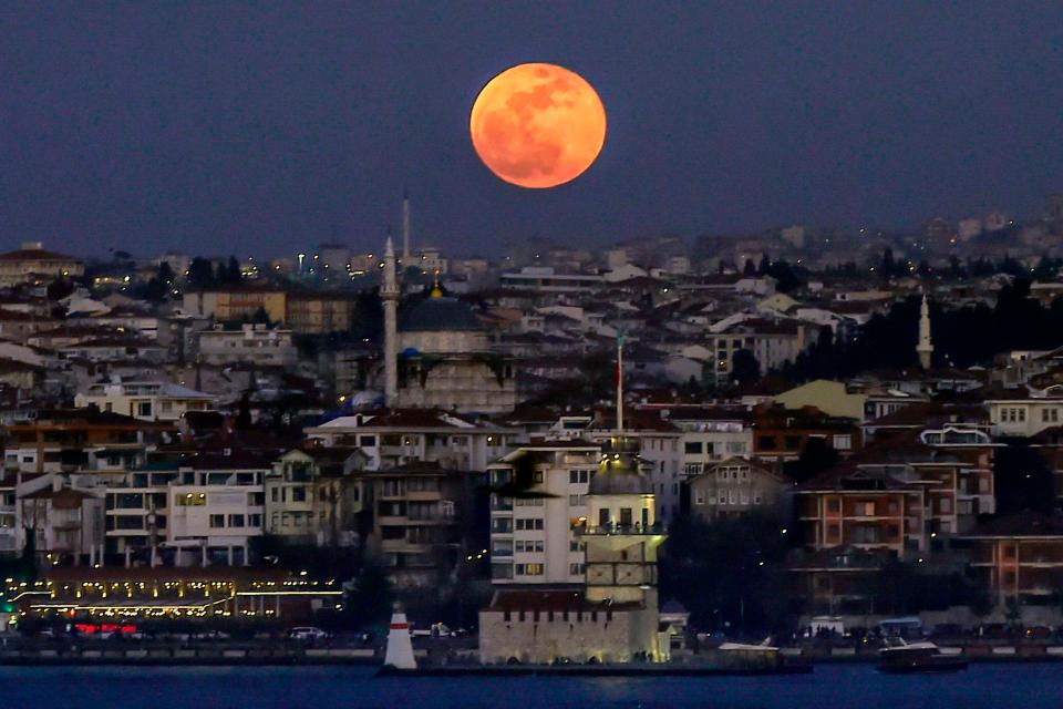  The astonishing astronomical apparition was seen lighting up the Bosphoros Straits in Istanbul, Turkey