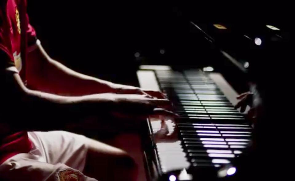  Manchester United unveiled Sanchez on Twitter with the forward playing "glory, glory Man United" on the piano