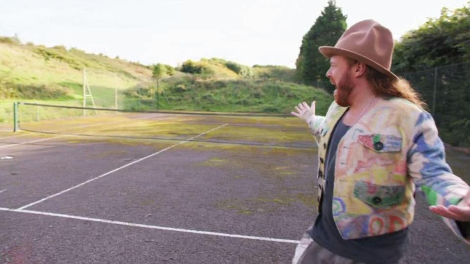  The tennis court looked as if it had gone back to nature