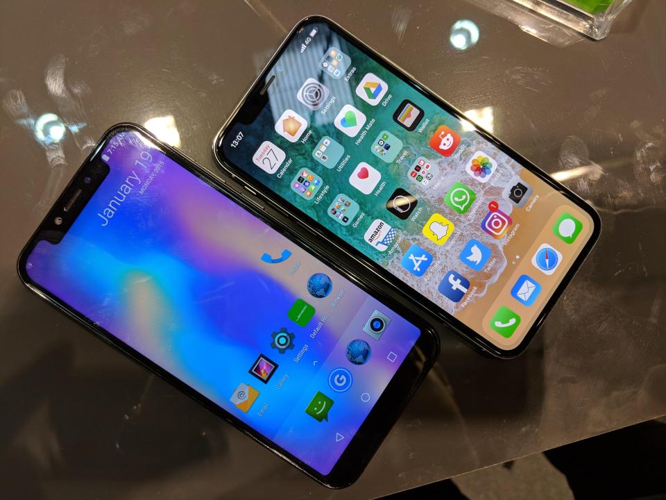  The Chinese iPhone X clone placed alongside the real thing