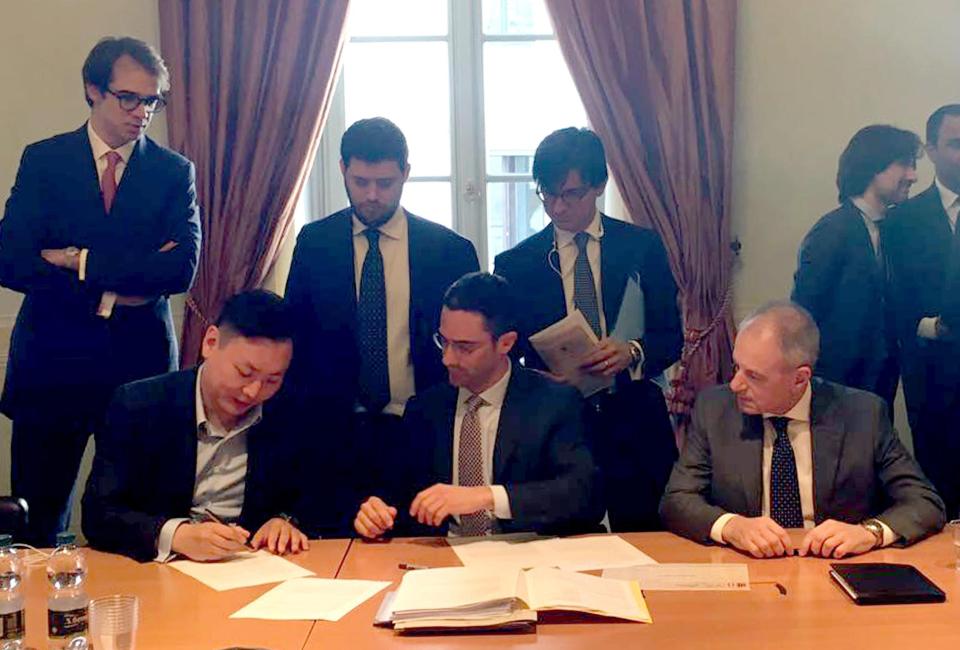  Chinese owner Yonghong Li signs deal to complete take over of AC Milan