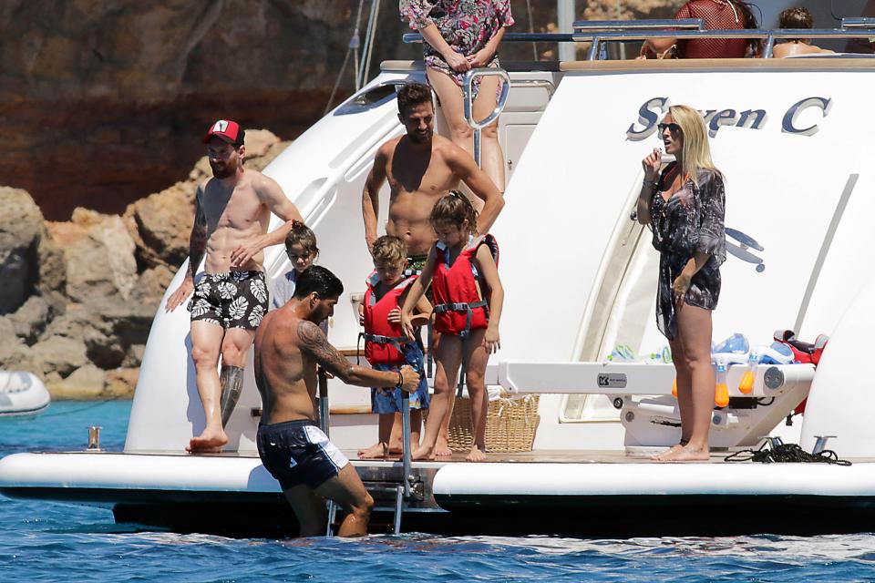  Suarez, Messi and Fabregas enjoy some down time with their families