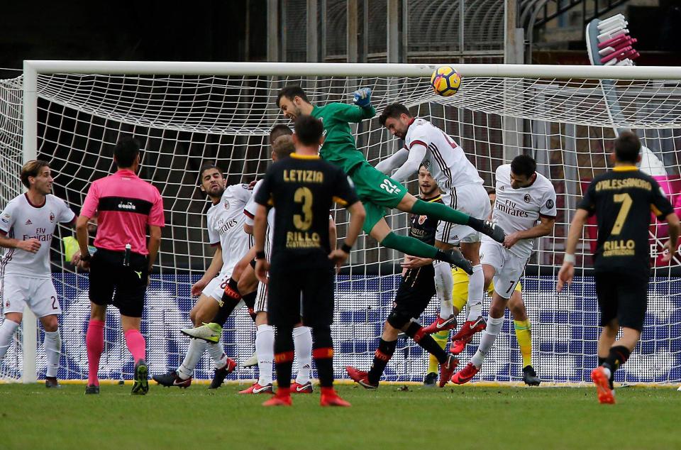  Bevenento goalkeeper Alberto Brignoli heads in equaliser against AC Milan