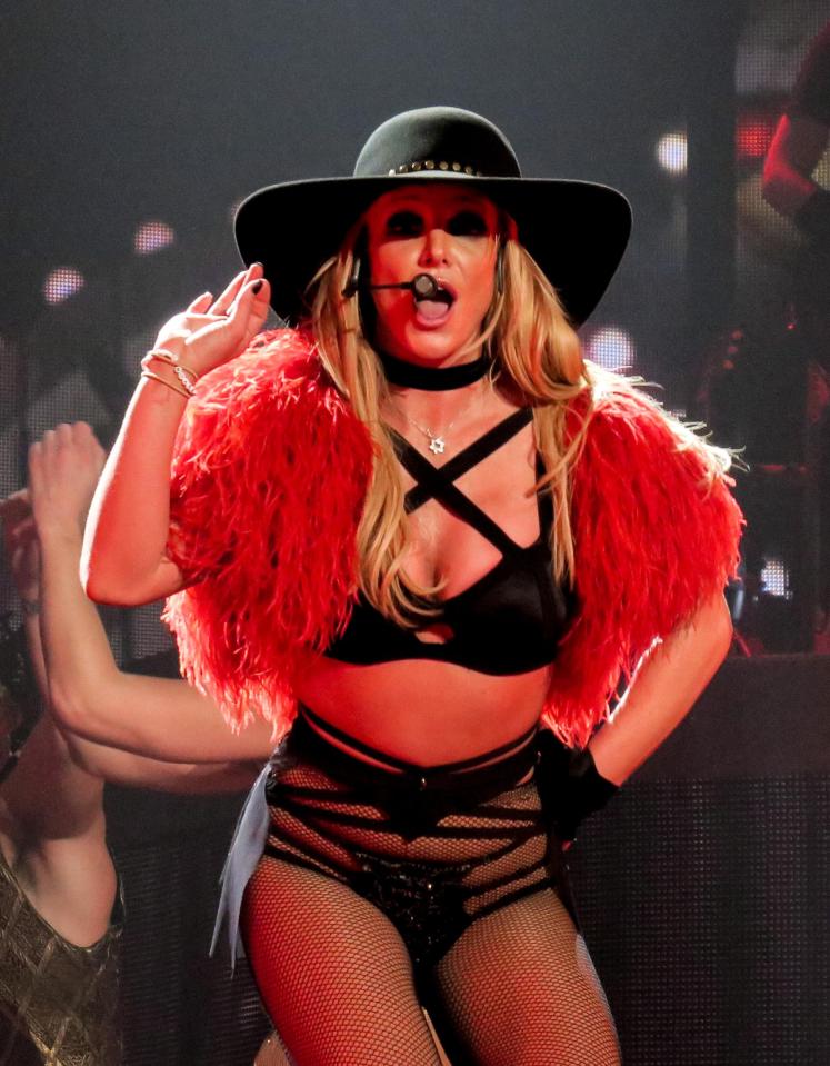  Britney Spears plans on doing some sight-seeing in the UK before she starts her tour