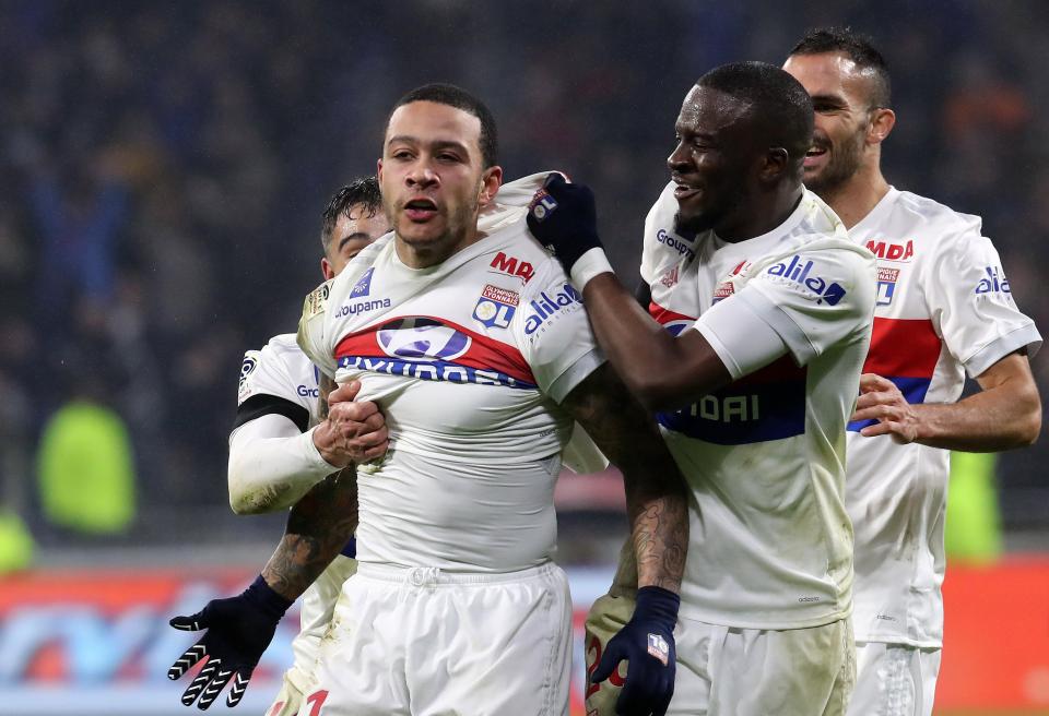  Memphis Depay celebrates scoring last-gasp winner for Lyon against PSG