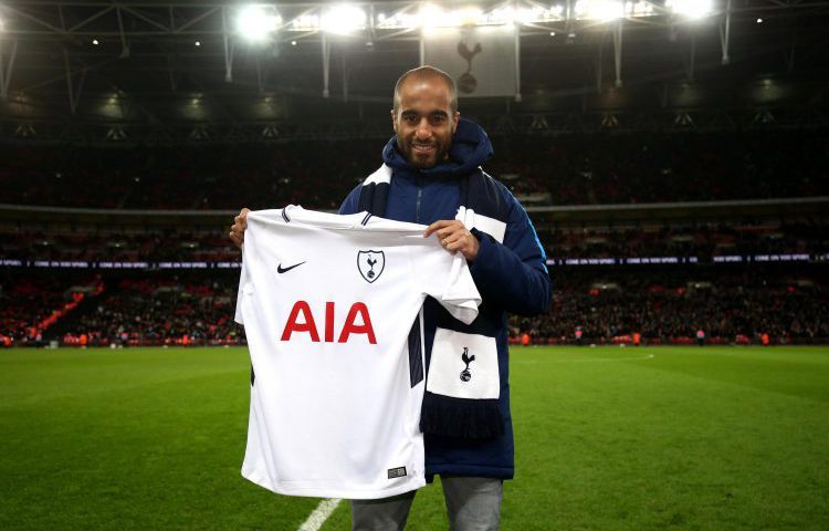  Moura brought his Spurs scarf with his from Paris