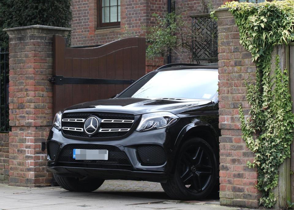  Victoria Beckham's car was spotted in Geri's driveway