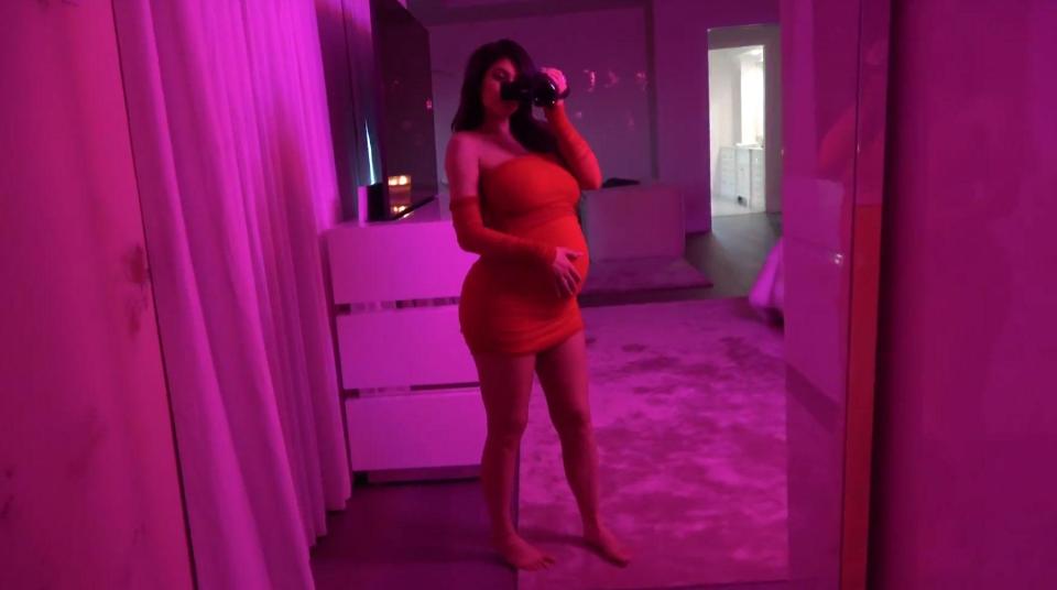  Kylie showed off a ring in her pregnancy video