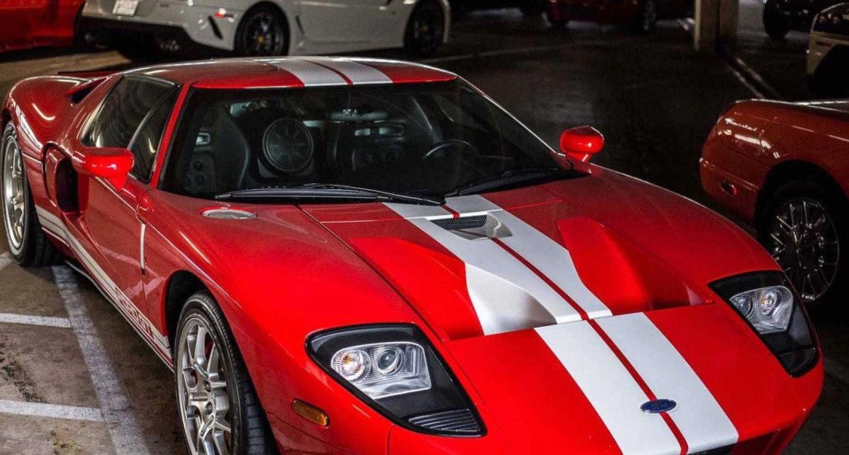 Ford GT with traditional racing stripes was spotted