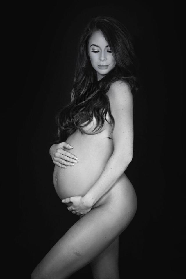  Laura Carter has posed completely naked in her latest pregnancy shoot