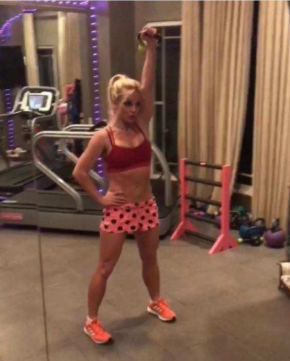  Britney Spears showed off her incredible abs in a tiny sports bra