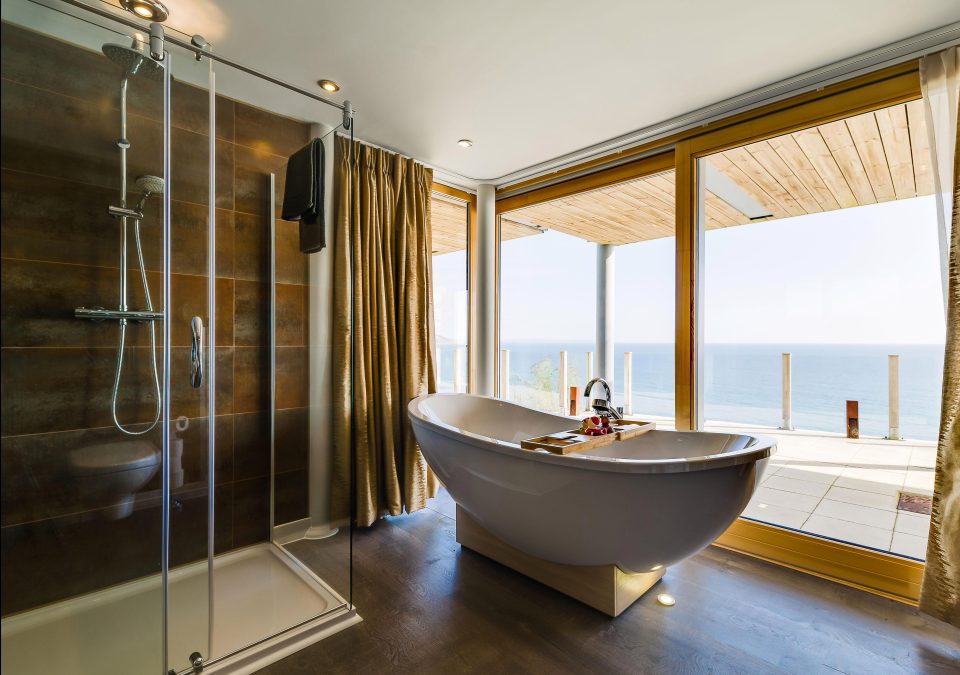 The lucky owner can even have a bath while staring out to sea