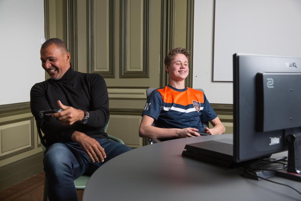  Gullit plays FIFA alongside Dani Visser, one of three players in Team Gullit