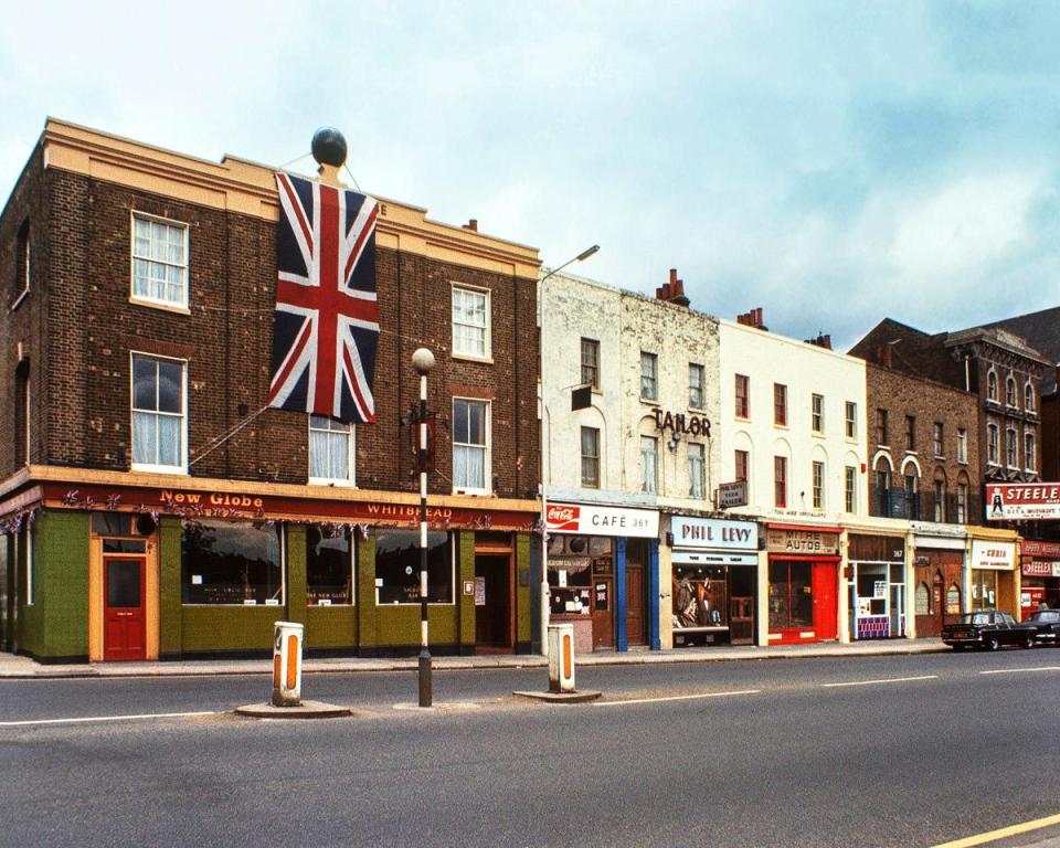  The New Globe pub in Mile End Road, 1977