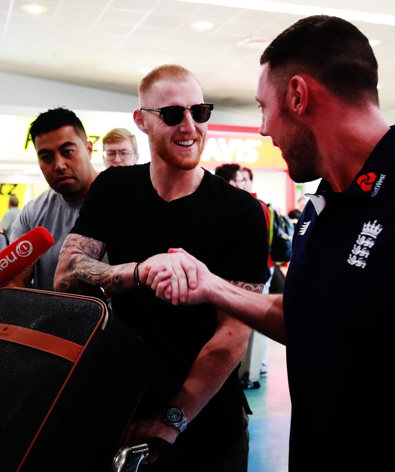  Ben Stokes shook hands with England staff members after landing in Auckland