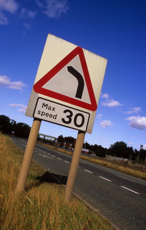  Max speed signs advise drivers on how fast they should drive at a bend