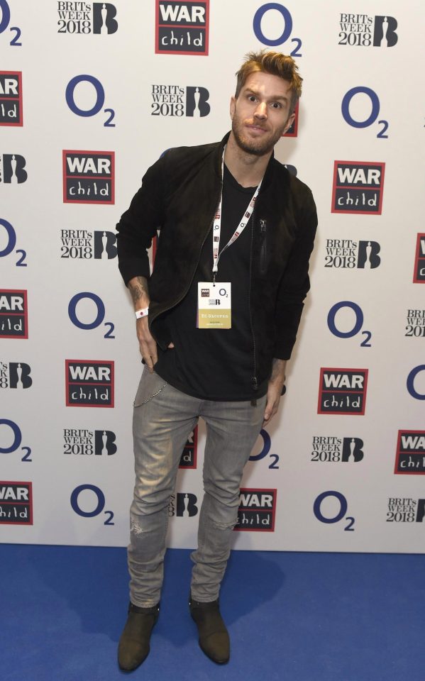  Joel Dommett enjoyed himself with pals at the gig