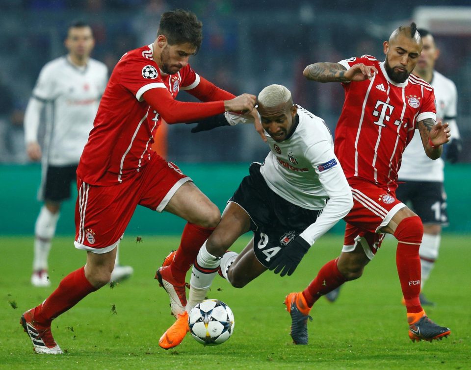  Anderson Talisca is sandwiched by Bayern duo Javi Martinez and Arturo Vidal