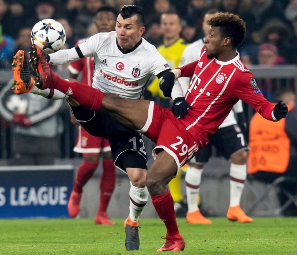  Bayern's Kingsley Coman, right, tussles with Besiktas' Chile midfielder Gary Medel