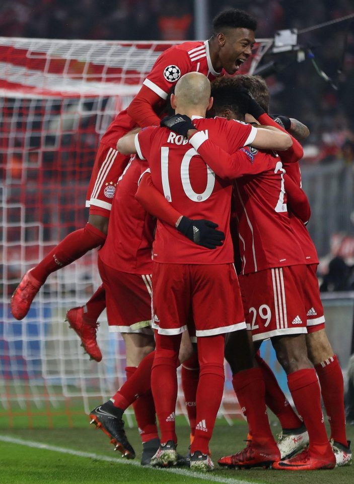  Kingsley Coman takes the plaudits of his Bayern colleagues after making it 2-0