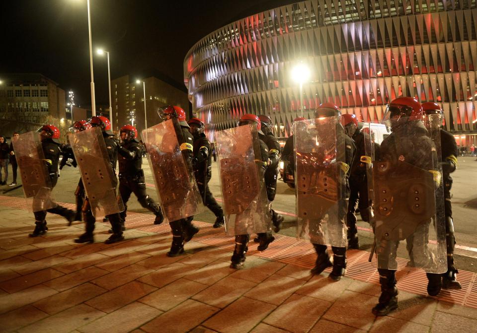  A policeman has tragically died during fighting between Athletic Bilbao and Spartak Moscow fans