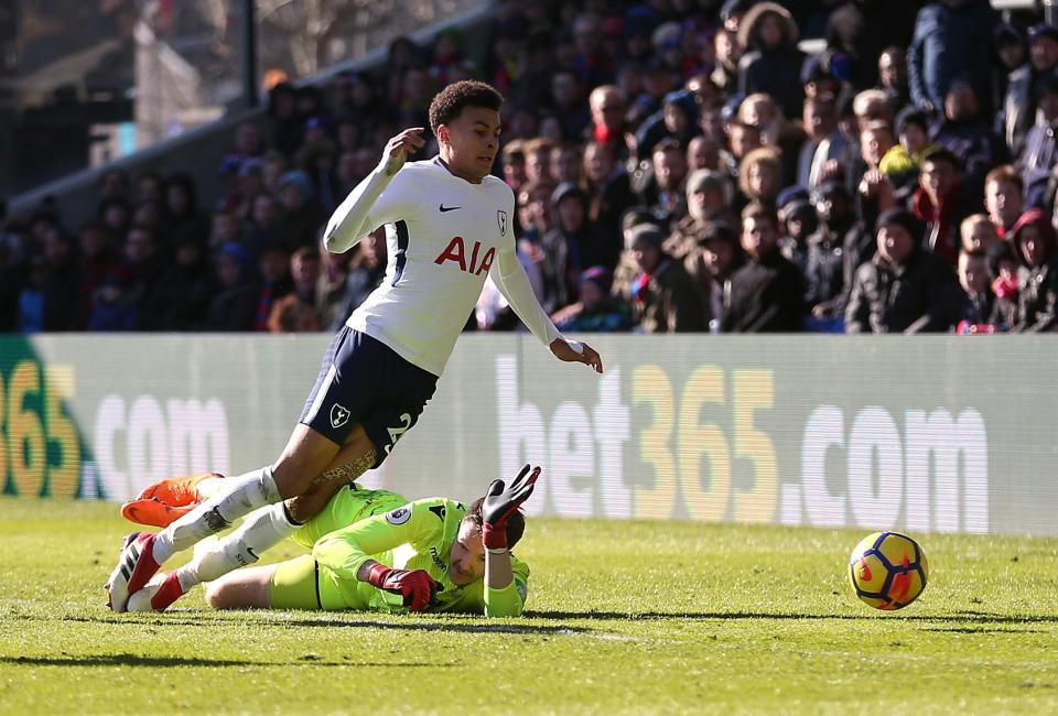  Dele Alli appears to start falling before Wayne Hennessey touches him