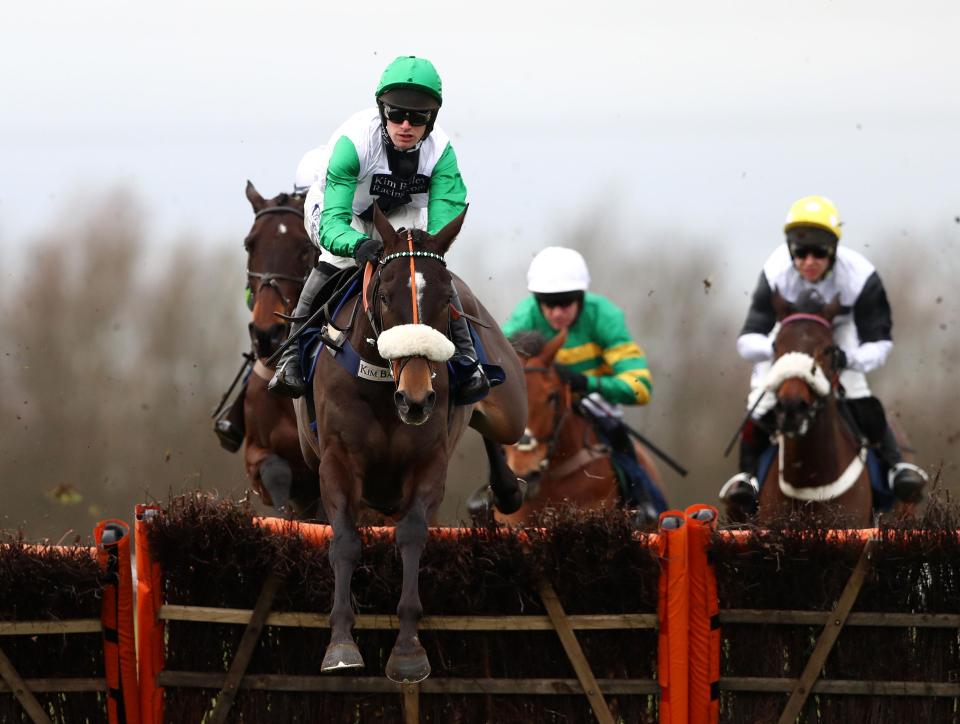  Vinndication wins the Sidney Banks Memorial Novices' Hurdle at Huntingdon