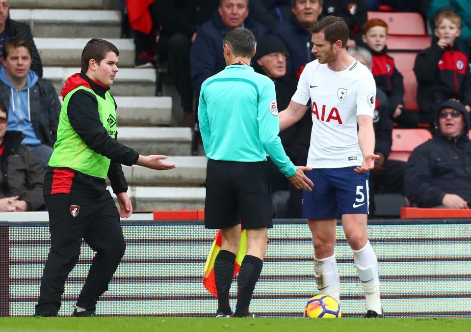  Tottenham defender Vertonghen looked confused by the incident