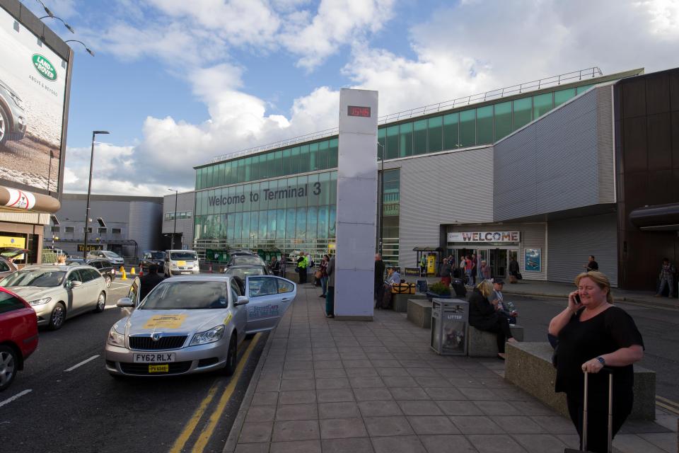  The traffic at Manchester Airport has become unbearable due to "kiss and fly" drop offs