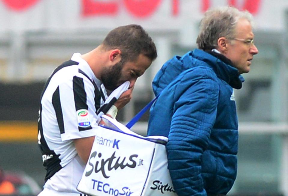  Gonzalo Higuain leaves pitch in visible pain during derby win over Torino