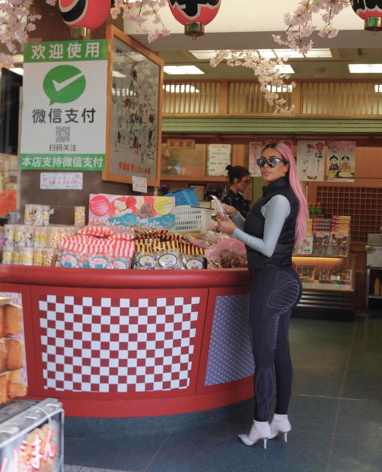  Despite Kim's pink hair making her stand out even more than usual, she was left alone as she shopped for sweets