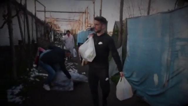  Dries Mertens handed out food to homeless