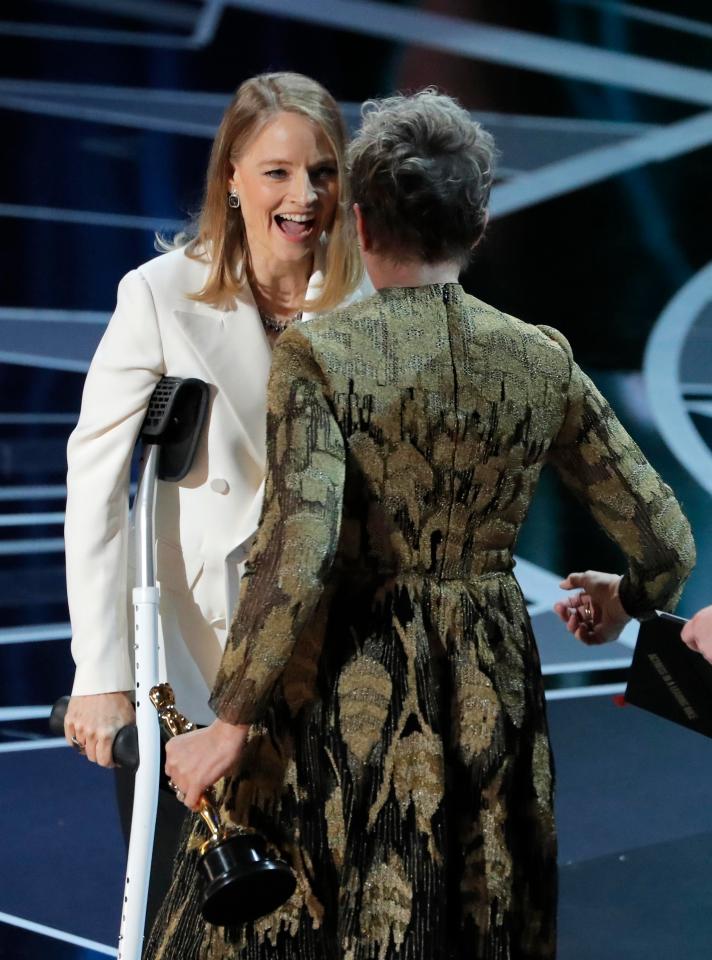  Jodie Foster stood on crutches as she gave out the award