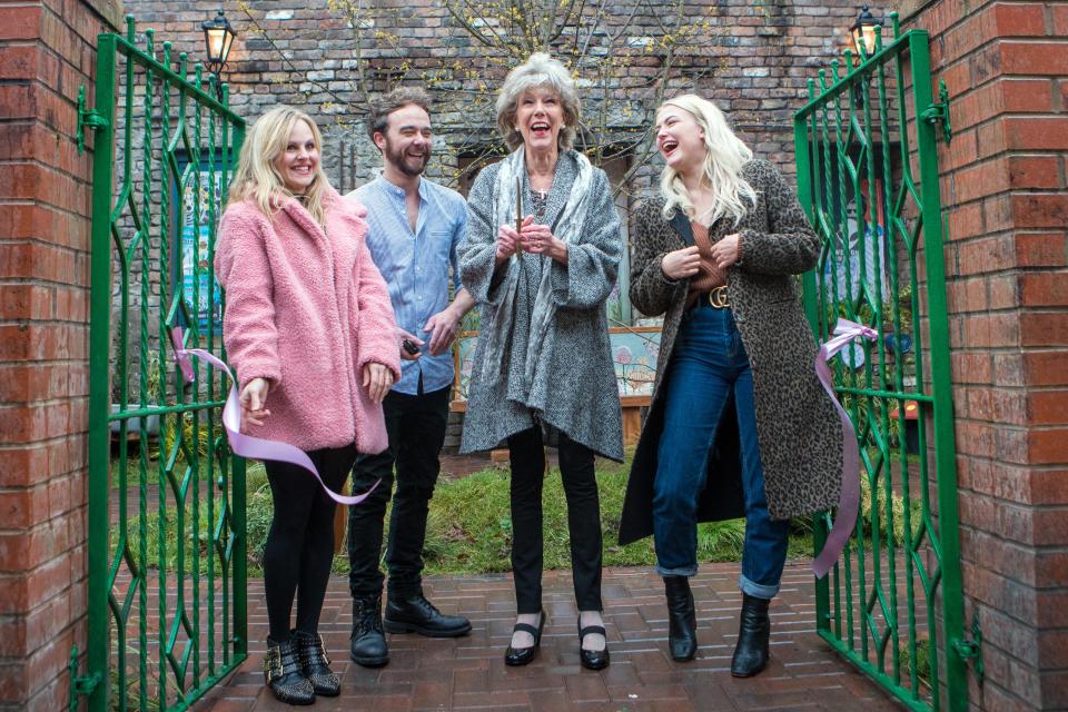  Tina, Jack, Sue and Lucy cut the ribbon to open the urban garden