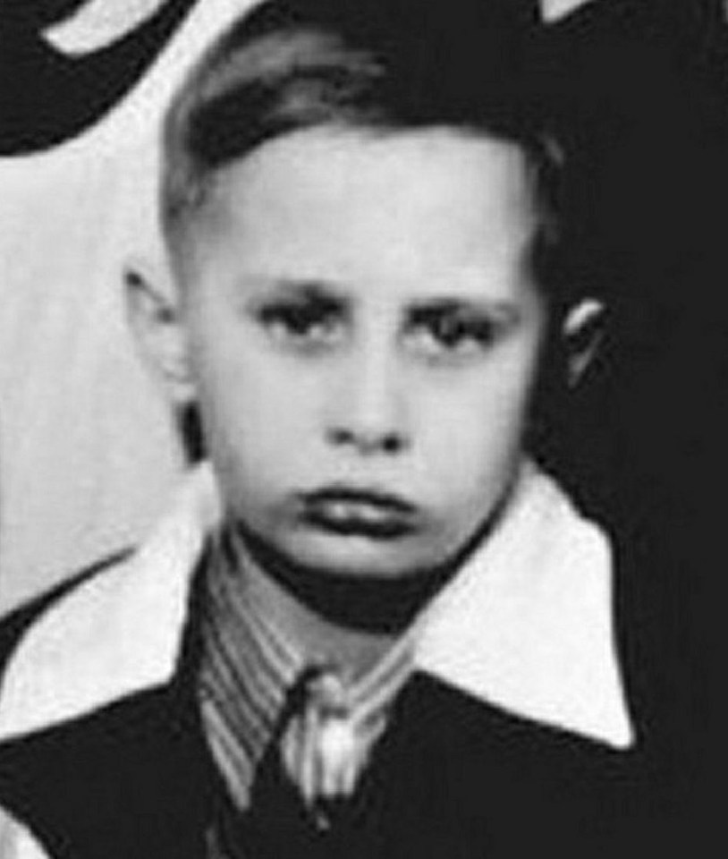 A school class photo of a young Vladimir Putin aged just eight