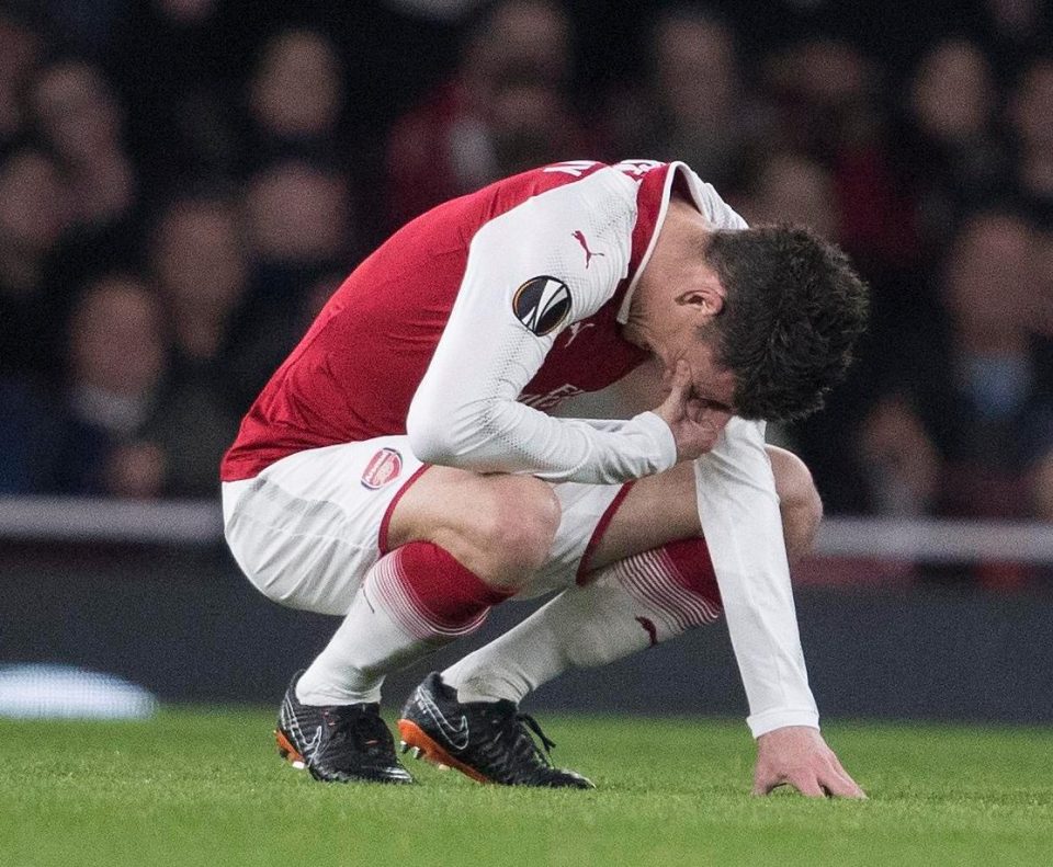  Laurent Koscielny gave Arsenal a worry as he was struggling with a hip injury