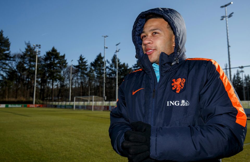  Memphis Depay shows off his battle scars at Holland training