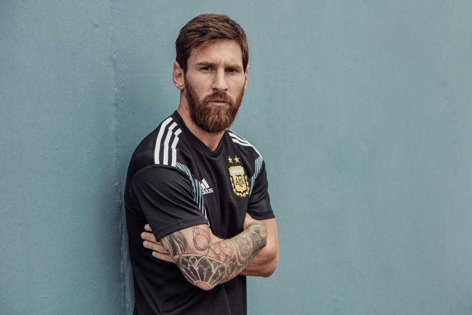  Lionel Messi poses in Argentina's new away kit