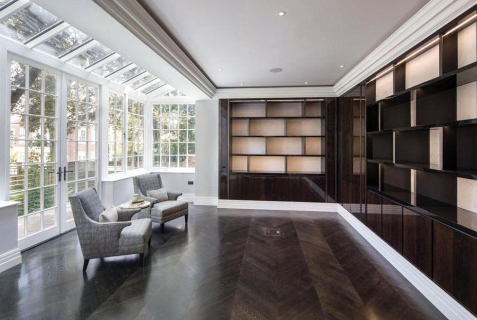  Pierre-Emerick Aubameyang's fancy London home has a study and drawing room to relax in