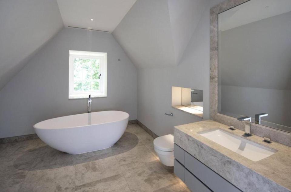  The simple yet spacious bathroom in Pierre-Emerick Aubameyang's mansion has a grey and white marble design