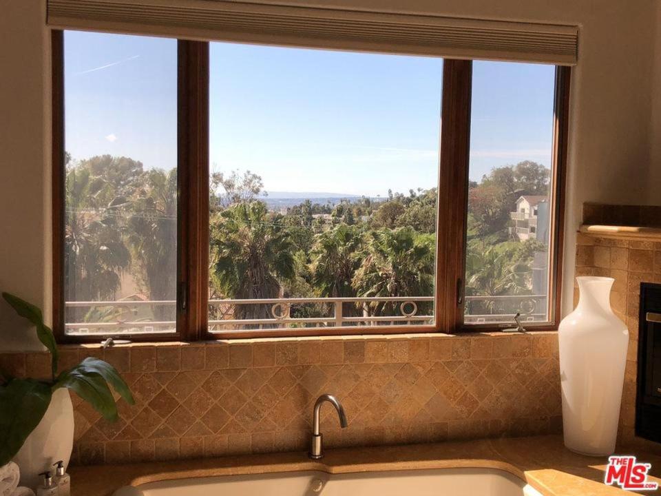  It has several bathrooms too with stunning views overlooking the Hollywood Hills