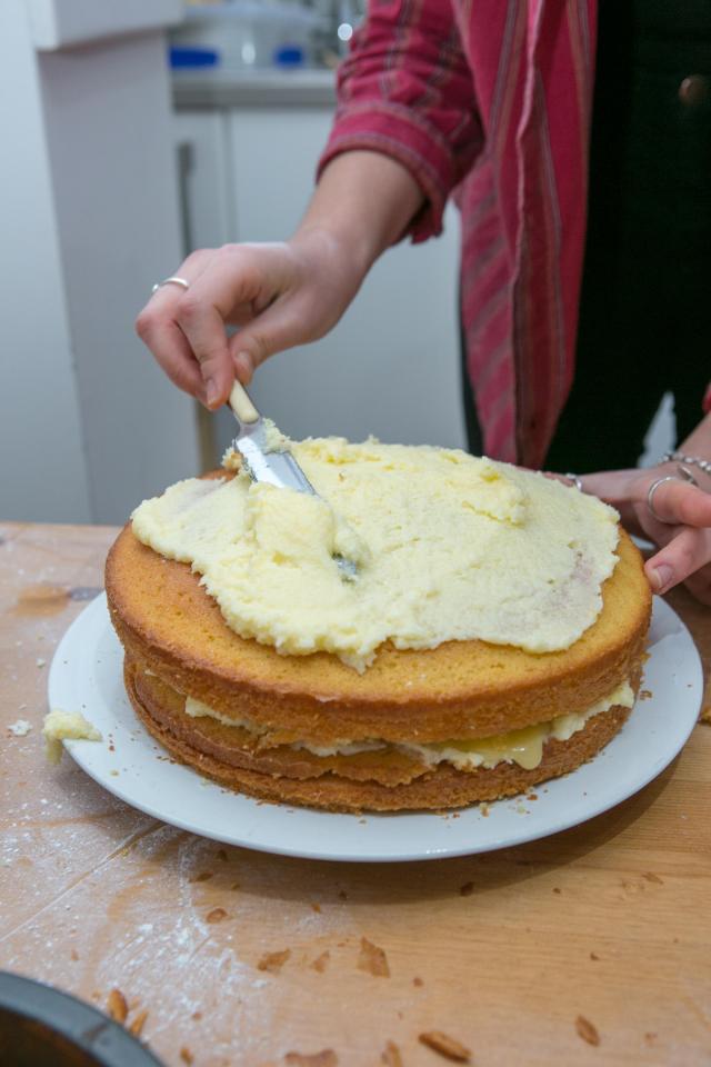  Spread a generous amount of yummy cream on top of your cake