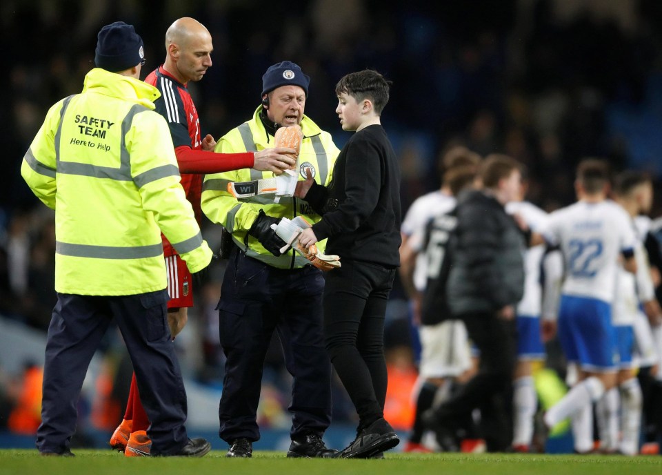 Veteran stopper Willy Caballero treats the situation differently after a fan enters the pitch