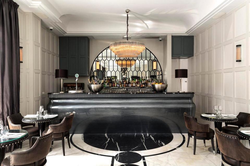  British designer Sean Cochrane redesigned the hotel, where he was inspired by the 1940's