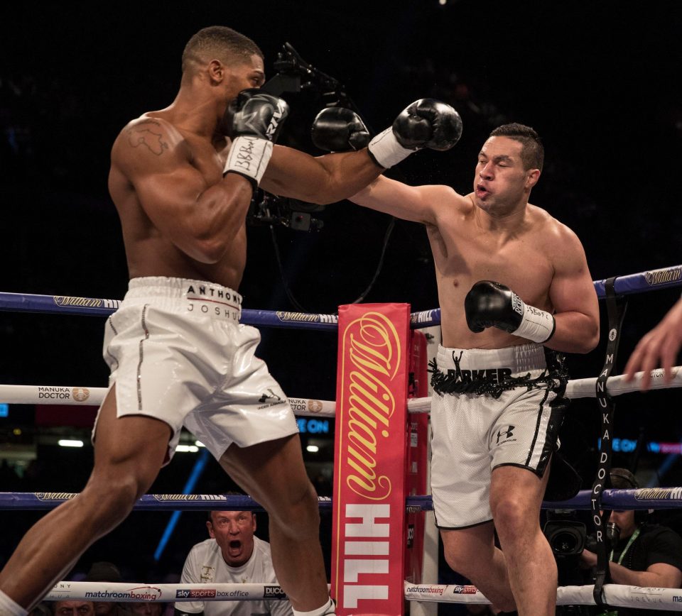  Anthony Joshua uses his height to his advantage by keeping out of range from Joseph Parker's jab