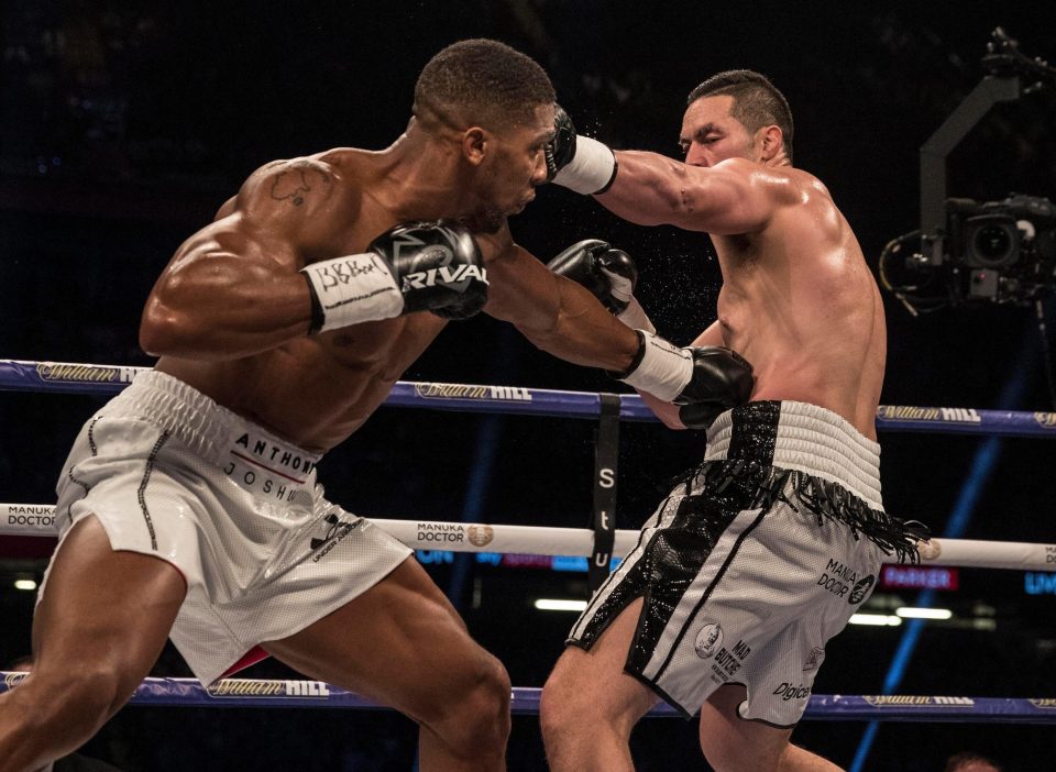  Anthony Joshua catches Joseph Parker with a blow to the stomach